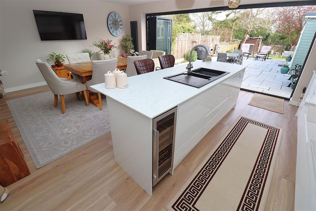 Property photo 2 of 28 Kitchen/Diner