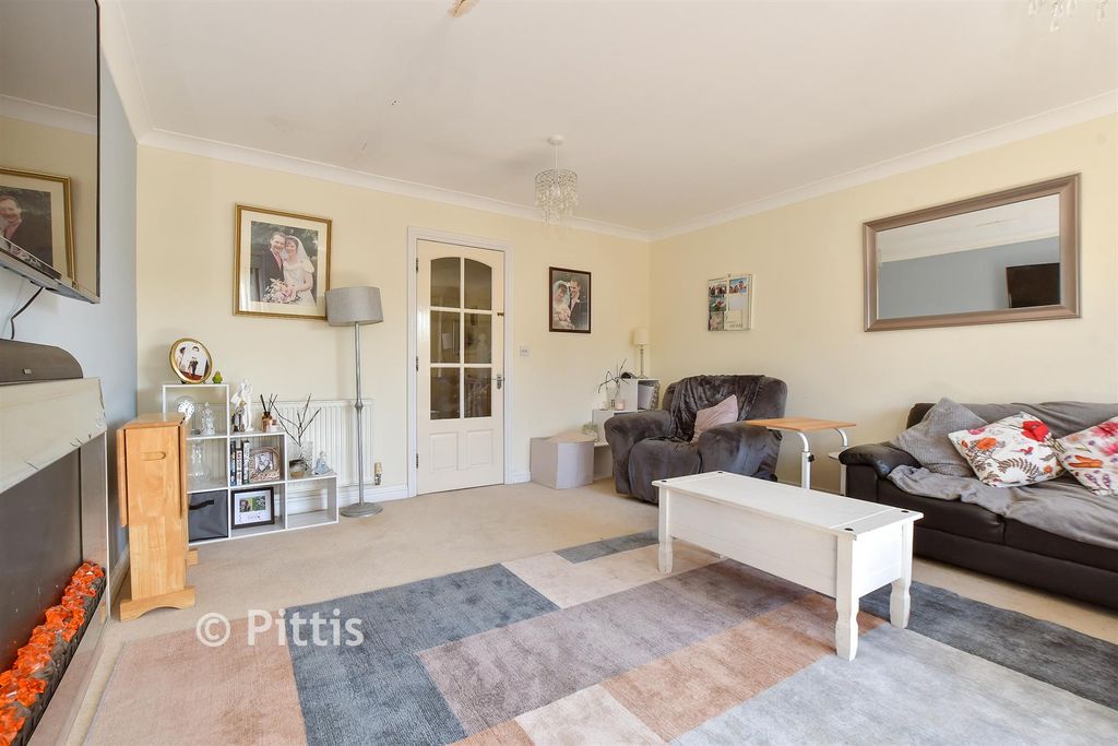 Property photo 1 of 14 Lounge