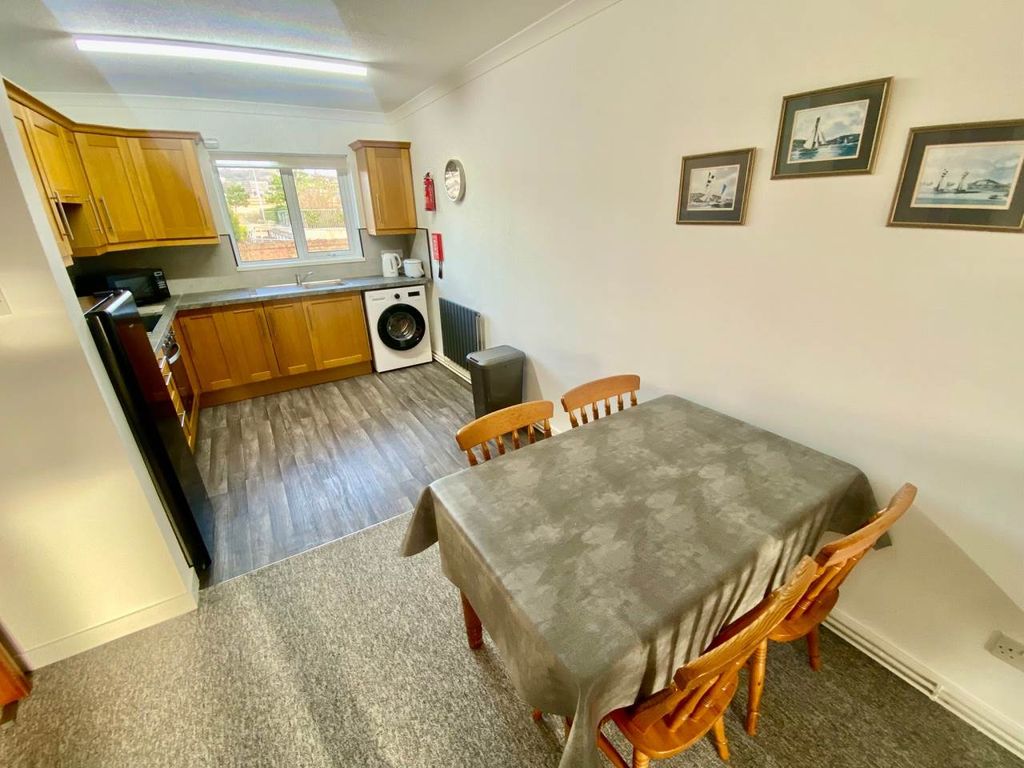 Property photo 2 of 13 E48F1845-62A9-4B1B-988c-3Cee8563553c