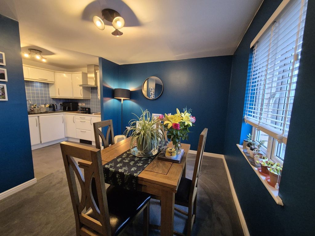 Property photo 3 of 18 Dining Area