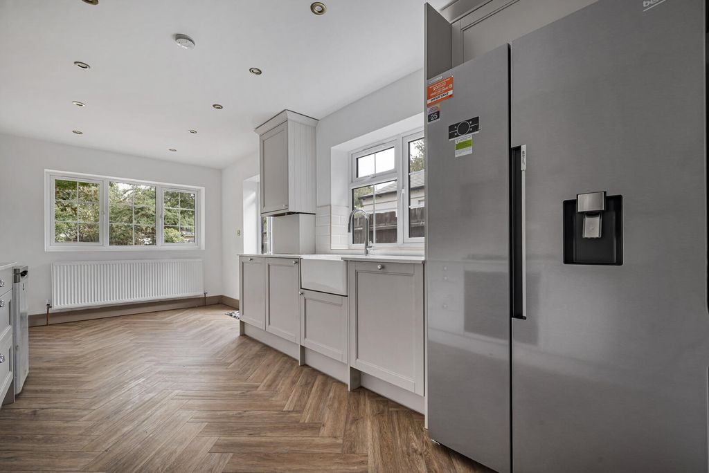 Property photo 3 of 25 Kitchen