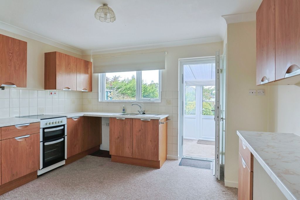 Property photo 3 of 17 Kitchen