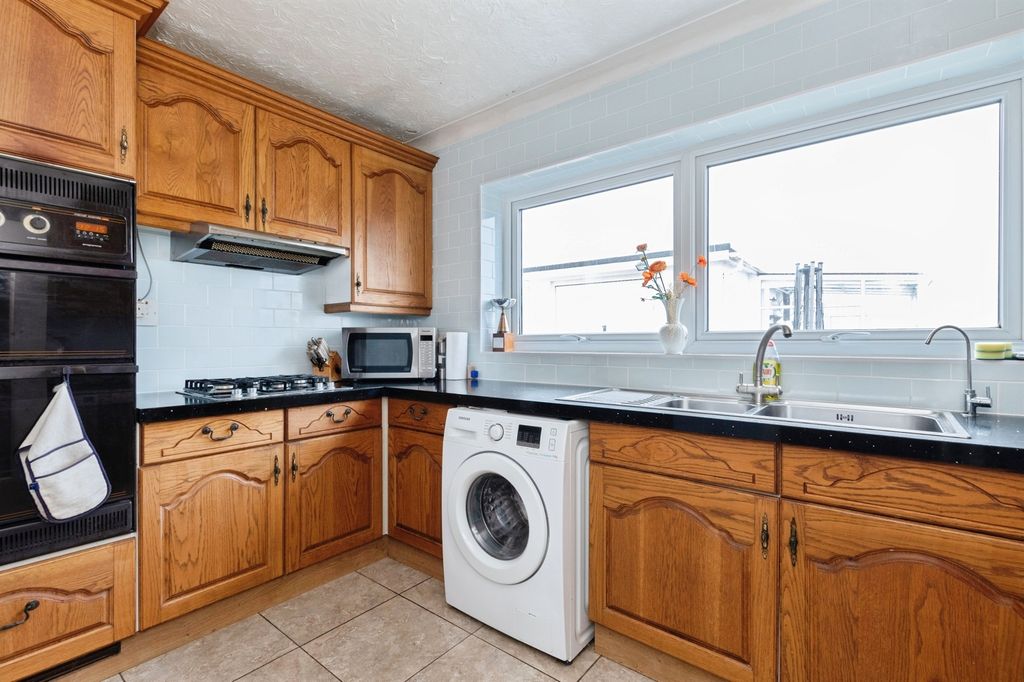 Property photo 2 of 20