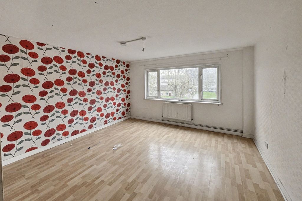 Property photo 2 of 17 49 Raccoon Way, Hounslow, Middlesex, Tw4 7Pl