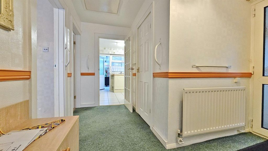 Property photo 3 of 14 Hallway