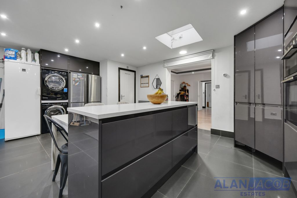 Property photo 3 of 34