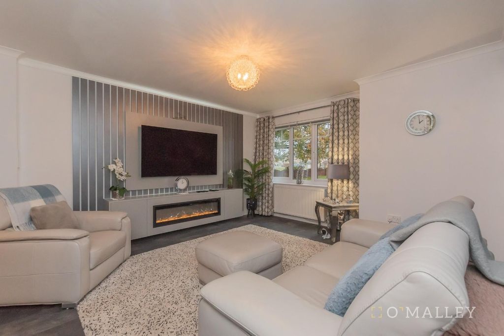 Property photo 3 of 19 Lounge