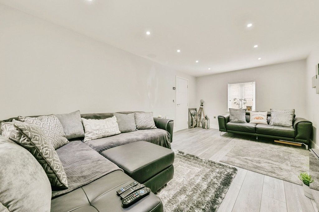 Property photo 3 of 30 Pbox-Img.Jpg