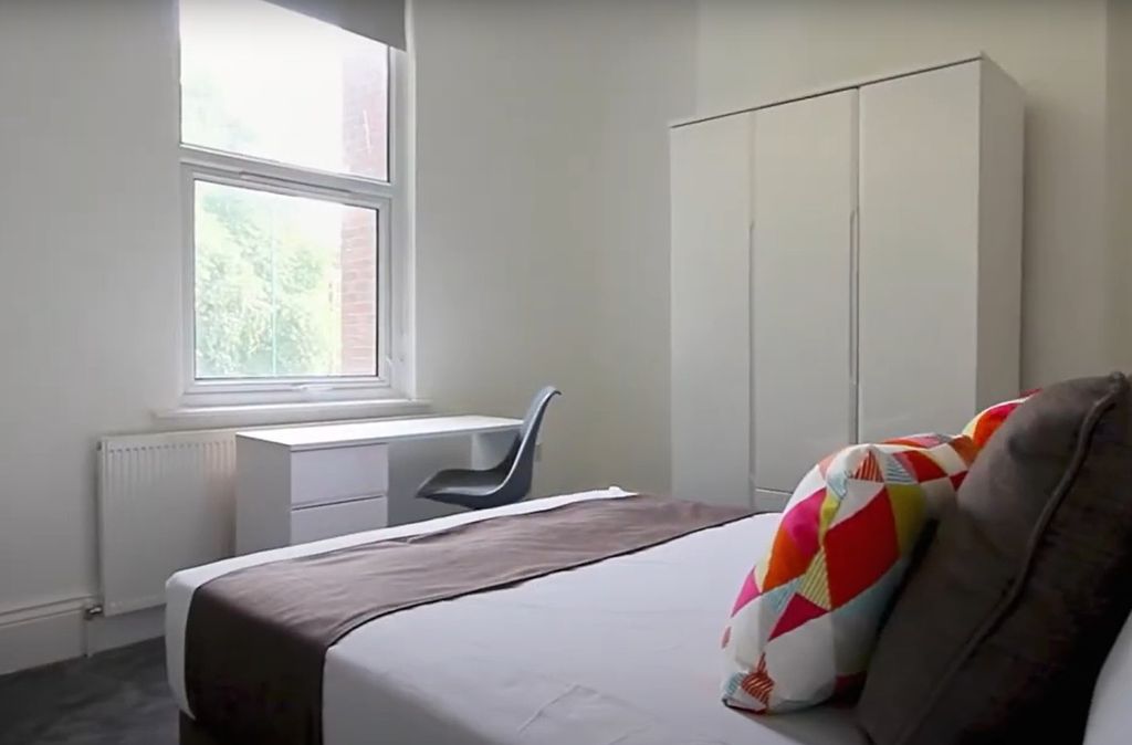 Property photo 3 of 8 A Bright And Tidy Double Bedroom Featuring A Comfo...