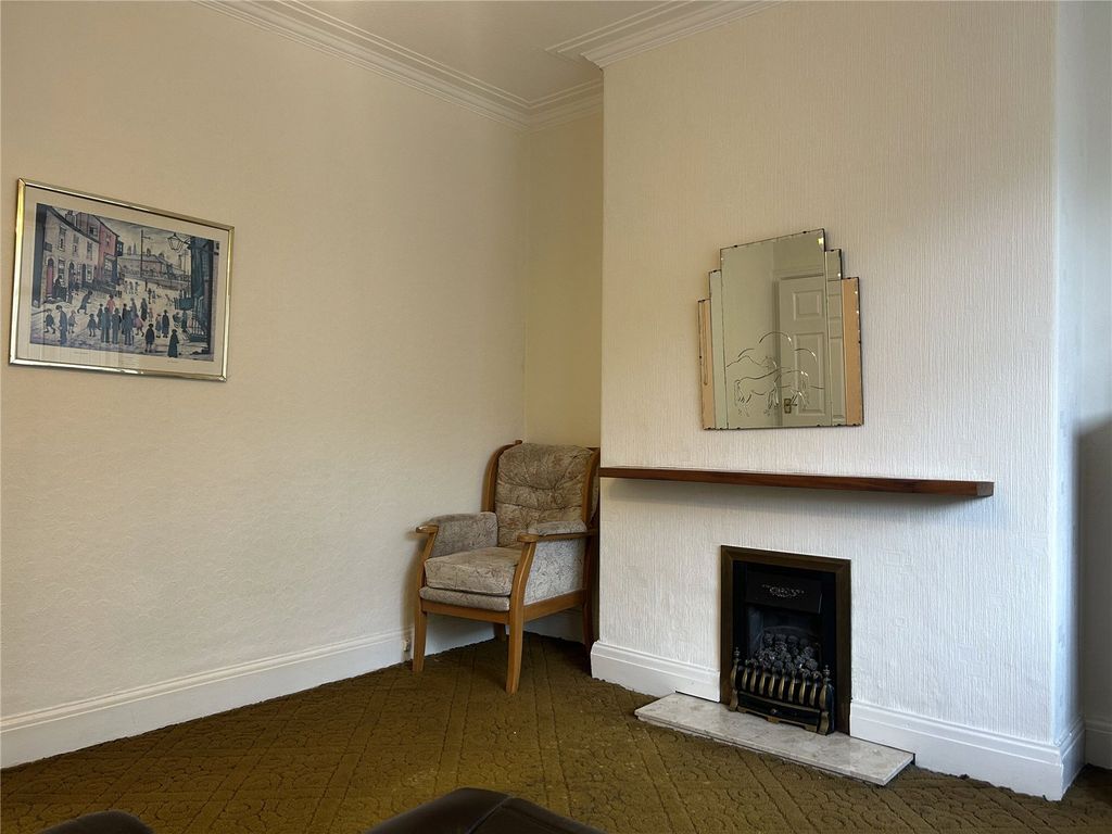 Property photo 3 of 13 Lounge