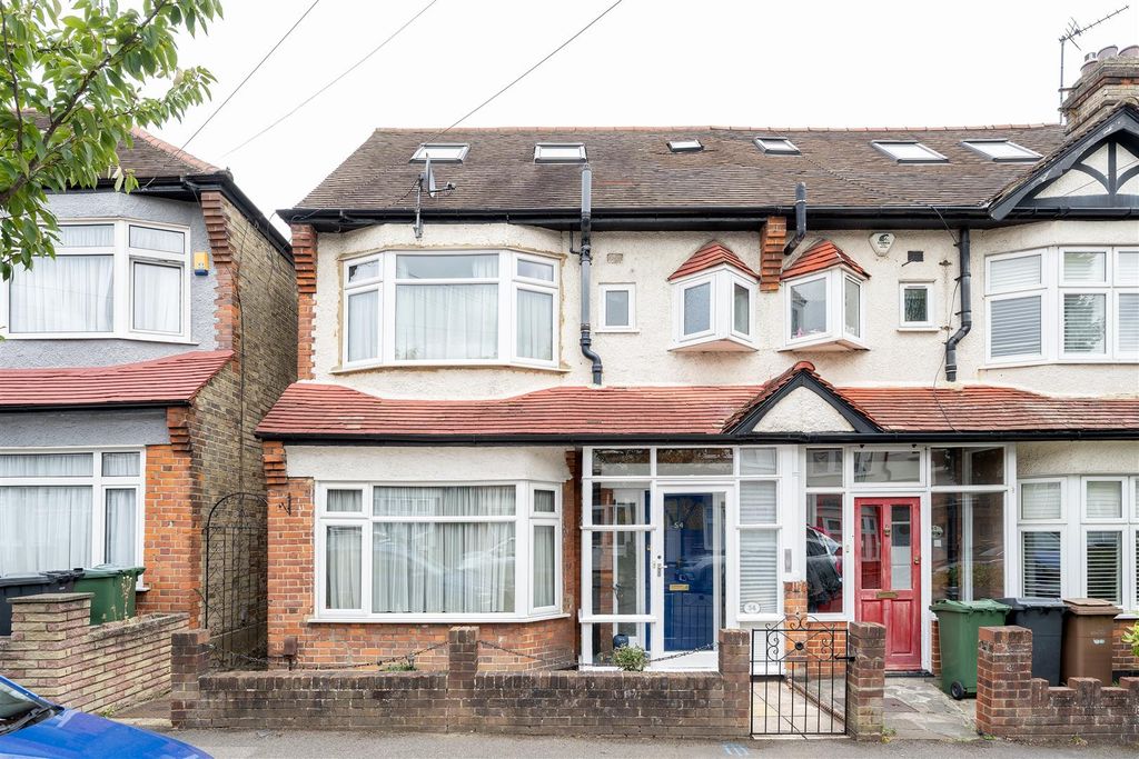 Property photo 1 of 32 Whitehall Gardens, E4