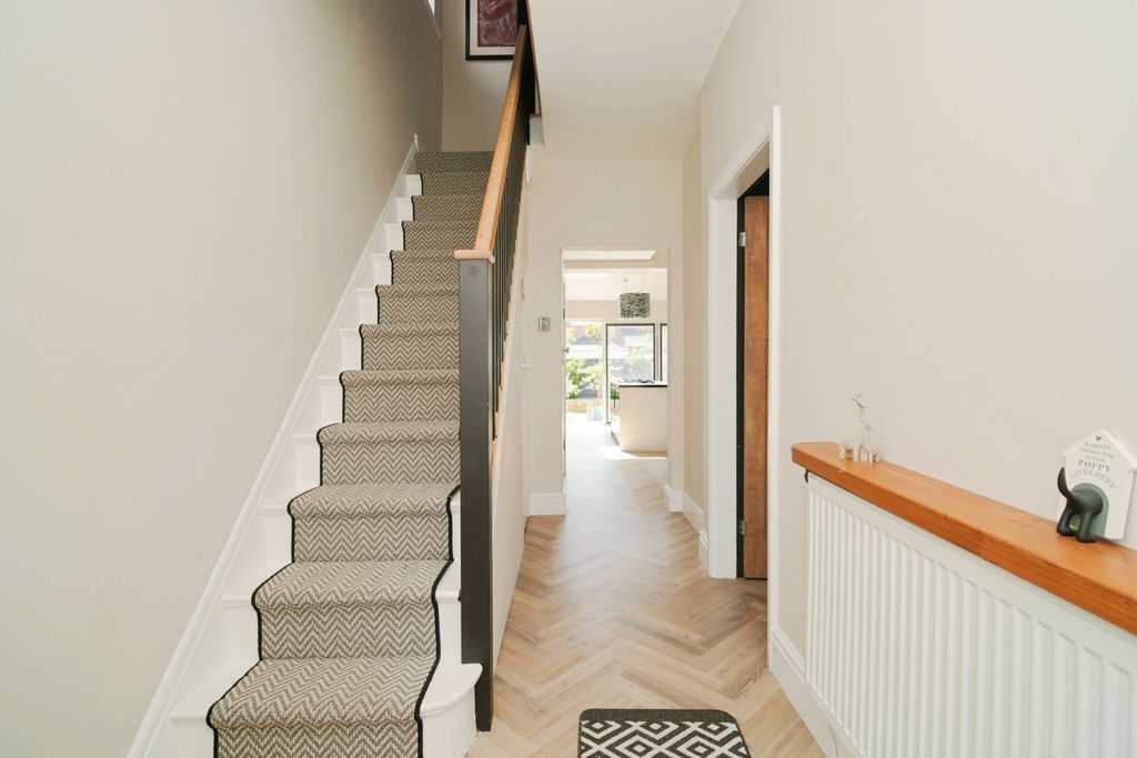 Property photo 2 of 18 Entrance Hall