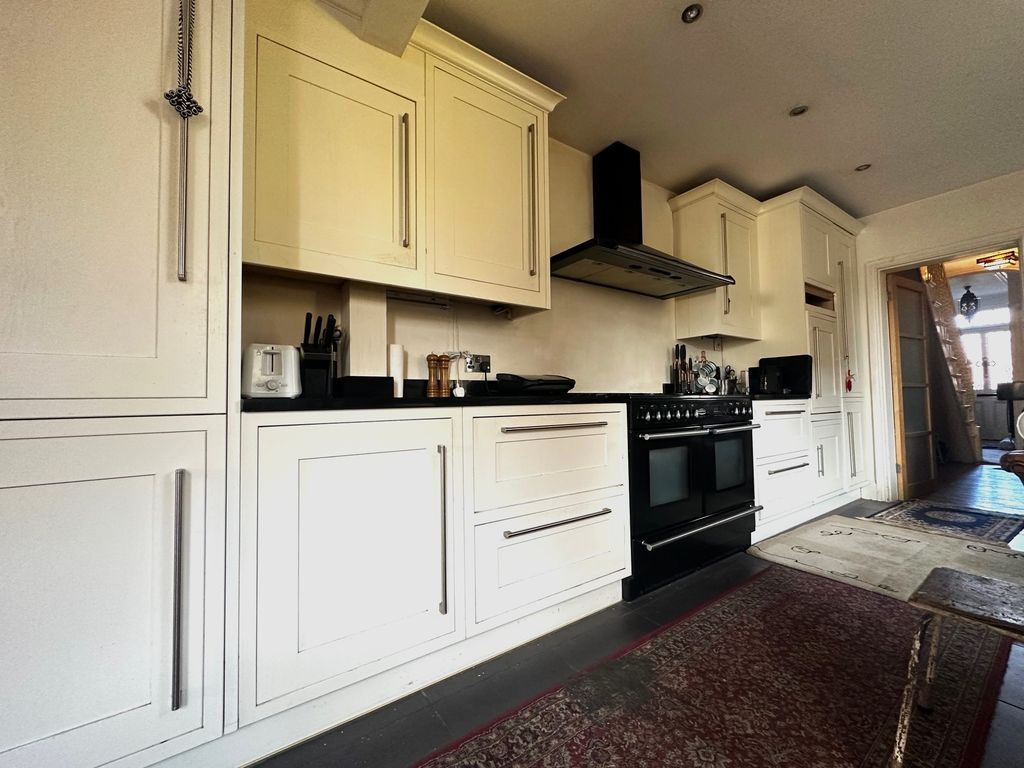 Property photo 3 of 9 Kitchen