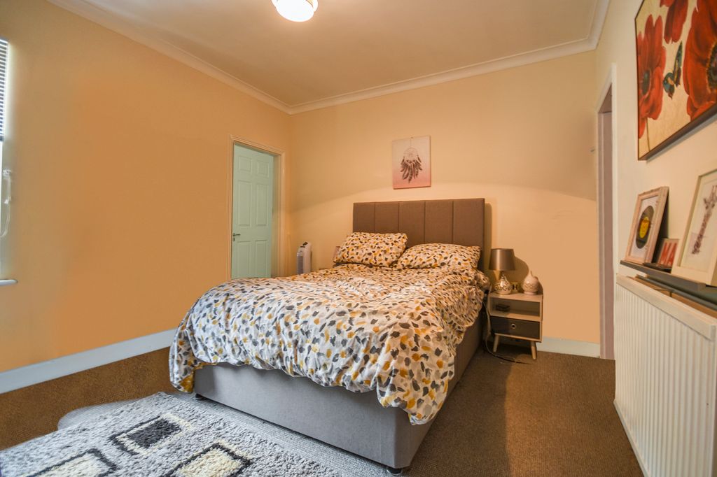 Property photo 3 of 8 Photo 02