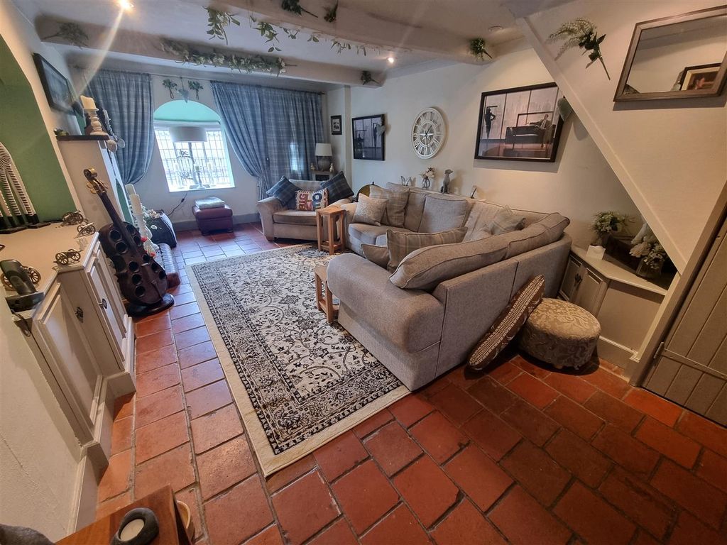 Property photo 3 of 16 Lounge