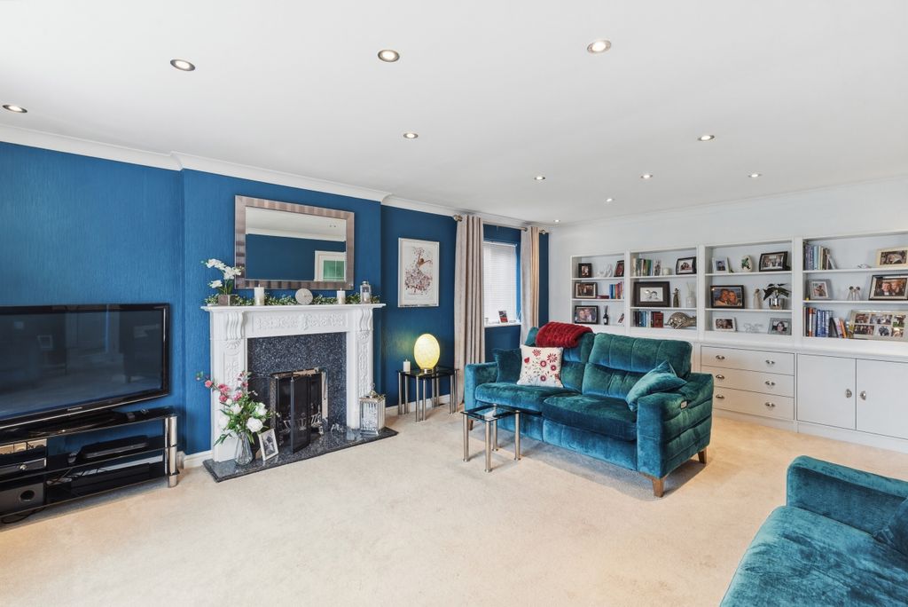 Property photo 3 of 18 Lounge