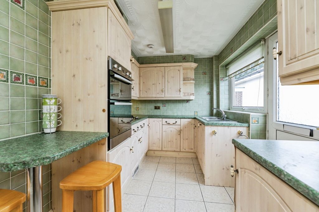 Property photo 2 of 21 Pbox-Kitchen-332060.Jpg