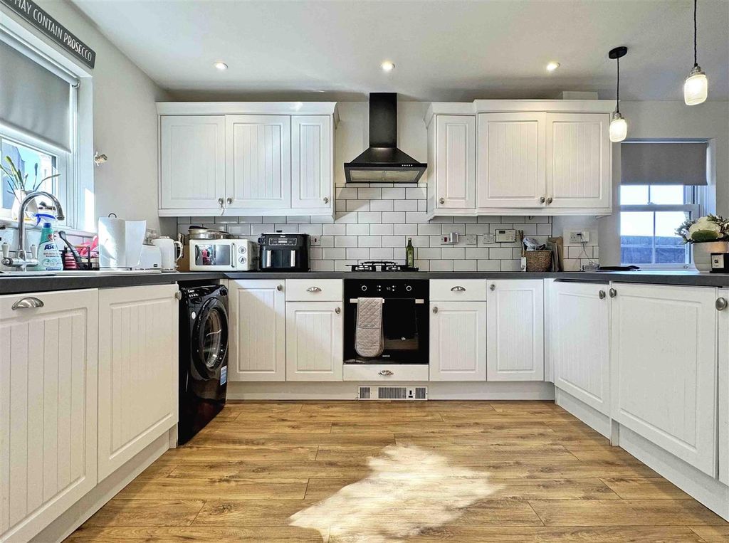 Property photo 2 of 21 Kitchen B.Jpg