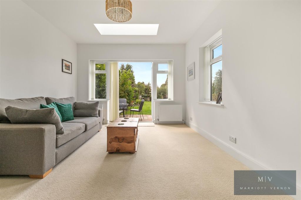 Property photo 3 of 27 Manor Gardens 4 MV-3.Jpg