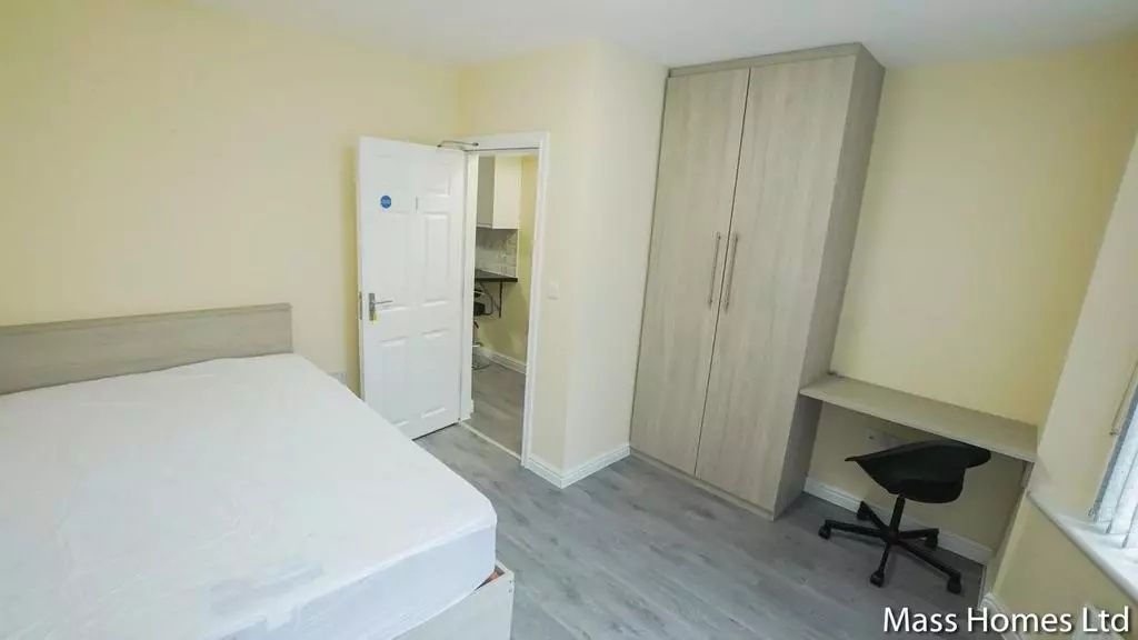 Property photo 2 of 10 Bright And Tidy Double Bedroom Featuring A Comfort...
