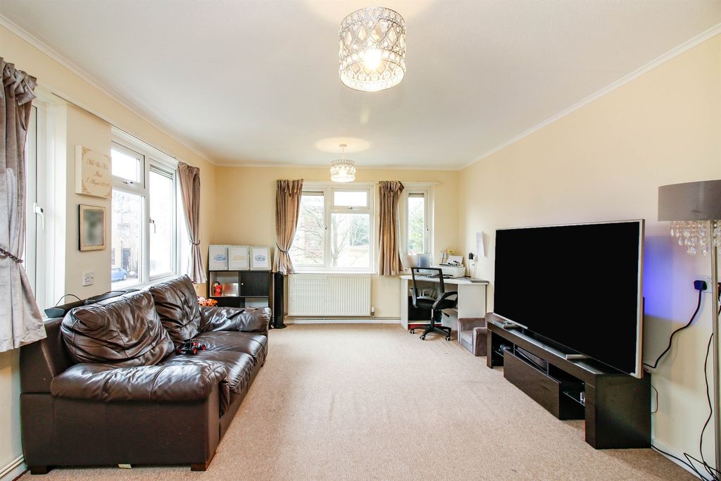 Property photo 3 of 7 Living Room