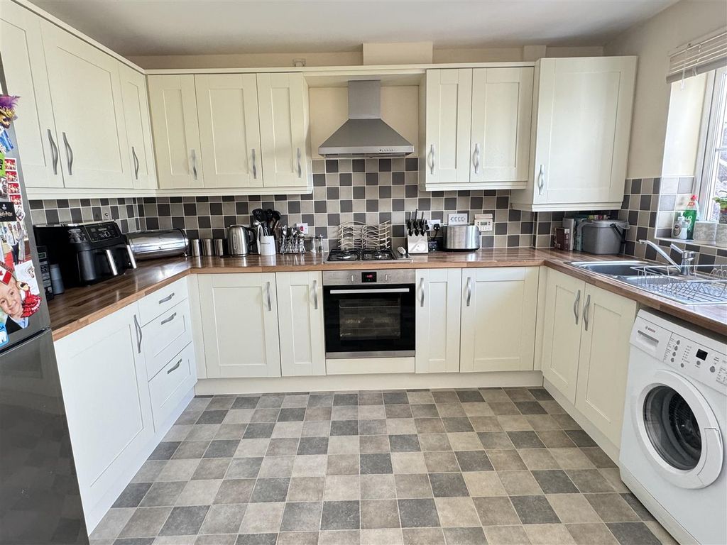 Property photo 2 of 28 Kitchen Diner