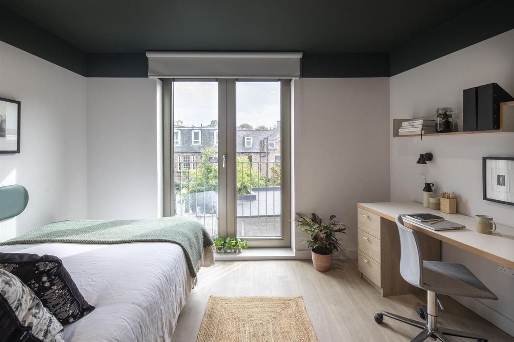 Property photo 2 of 25