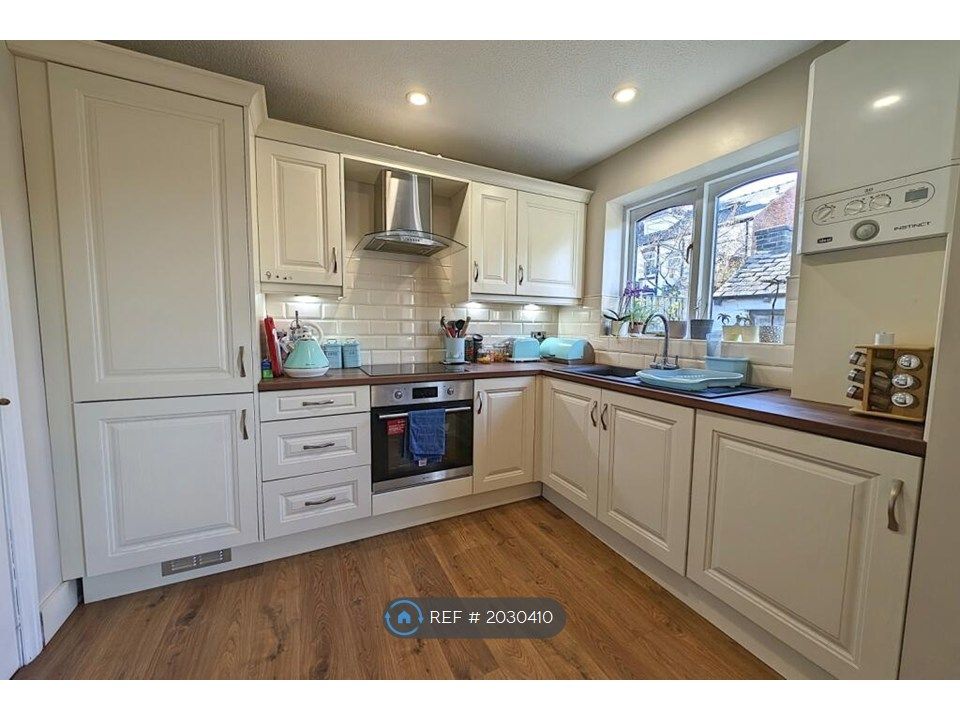 Property photo 3 of 8 Kitchen