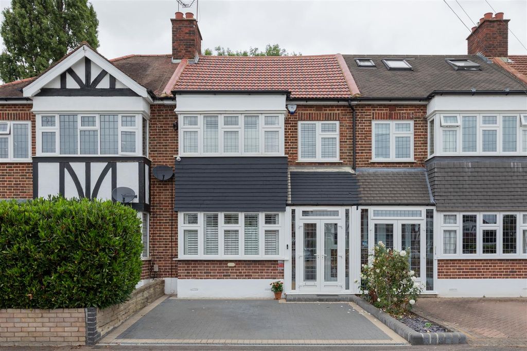 Property photo 1 of 44 Brackley Square, Ig8