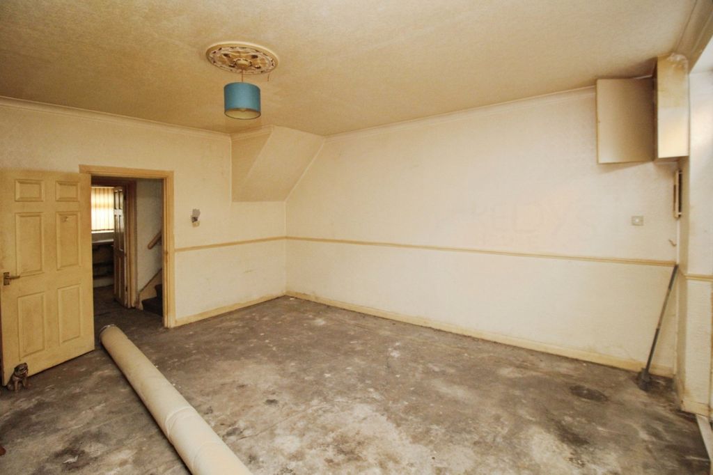 Property photo 3 of 13 Lounge