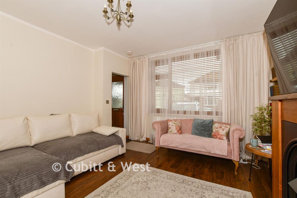 Property photo 3 of 12 Lounge