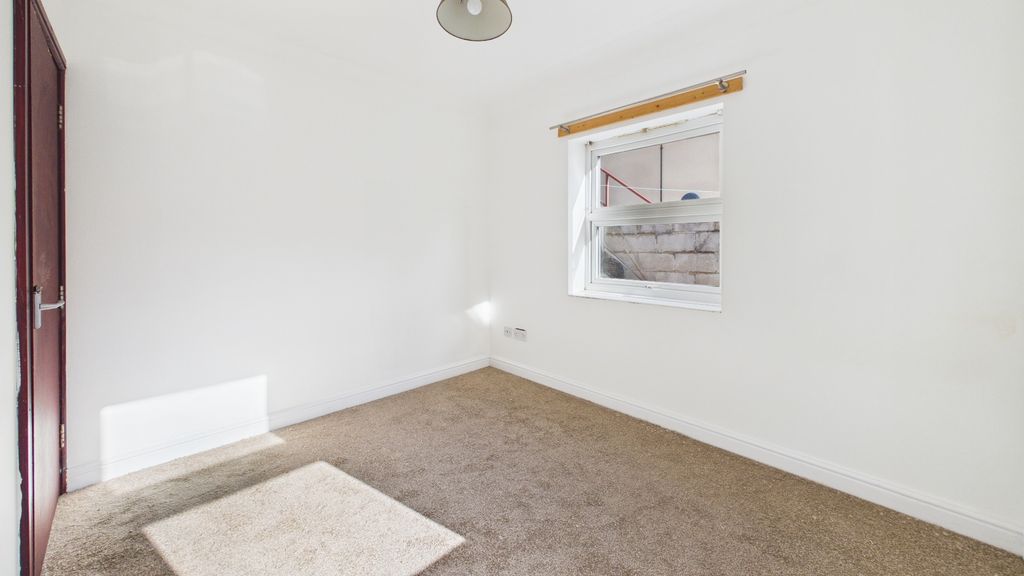 Property photo 3 of 28 5169848