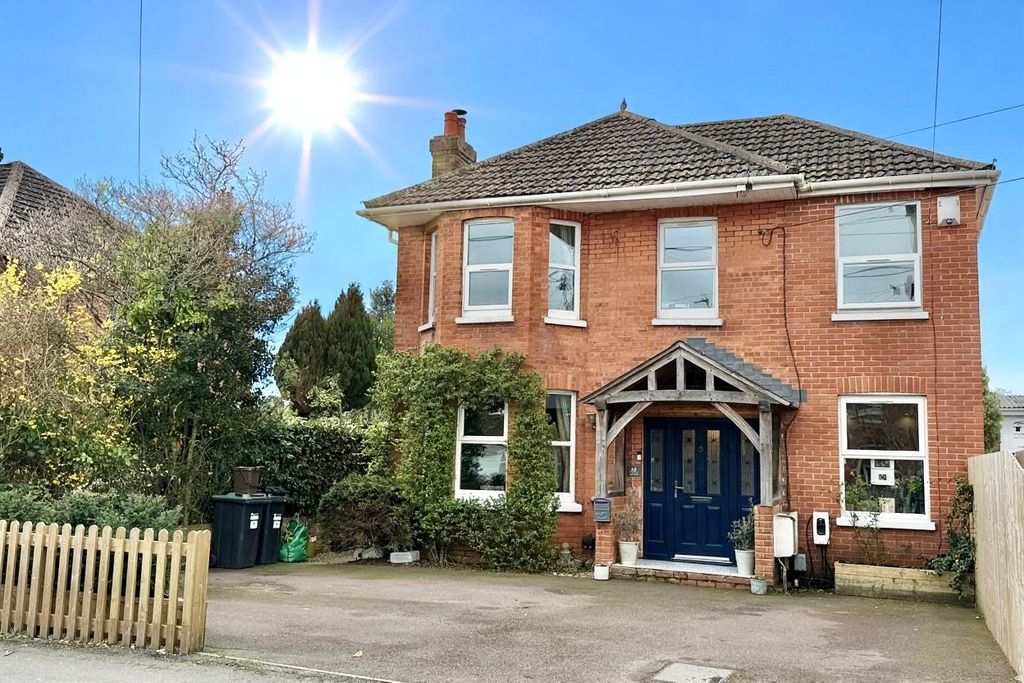 Property photo 1 of 27 4 Bed Detached Family Home
