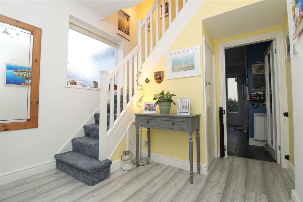 Property photo 3 of 25 Entrance Hallway