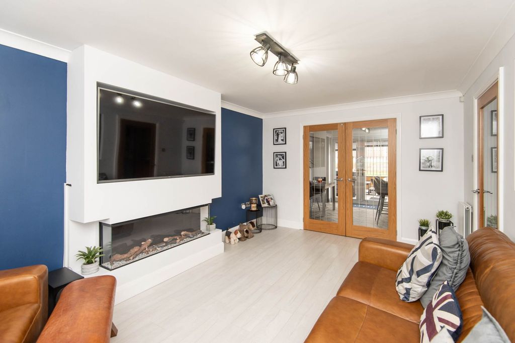 Property photo 3 of 34