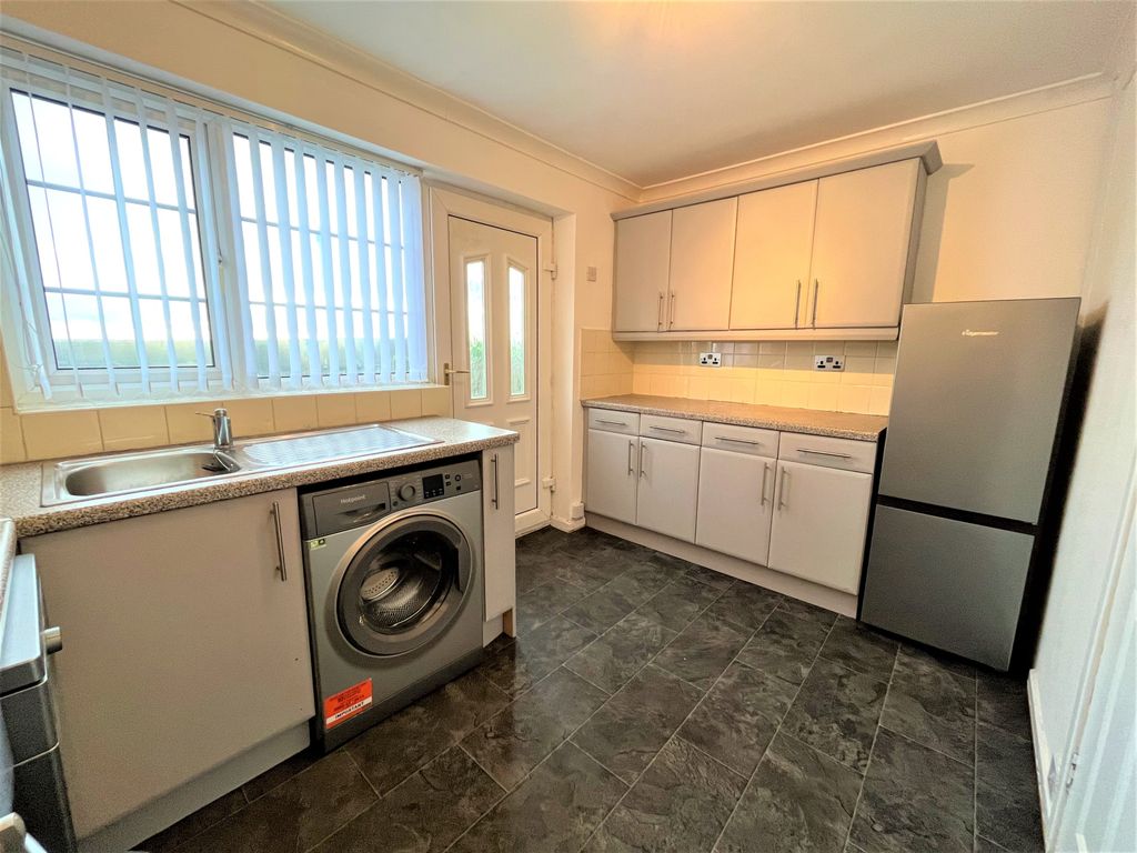 Property photo 3 of 10 Kitchen