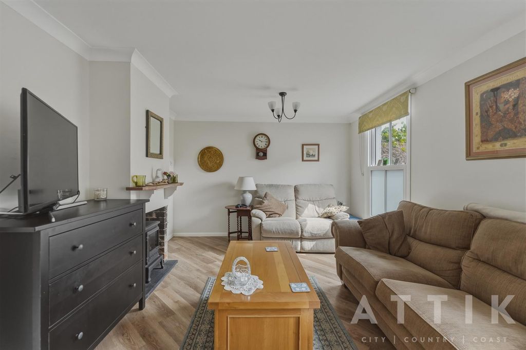 Property photo 2 of 25 London_Road_024.Jpg