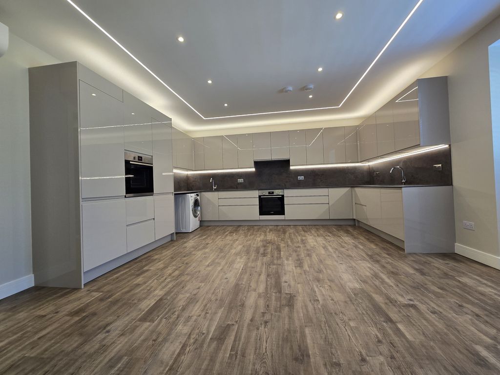 Property photo 1 of 12 3 Bed Flat To Rent Gresham Gardens, London Nw11