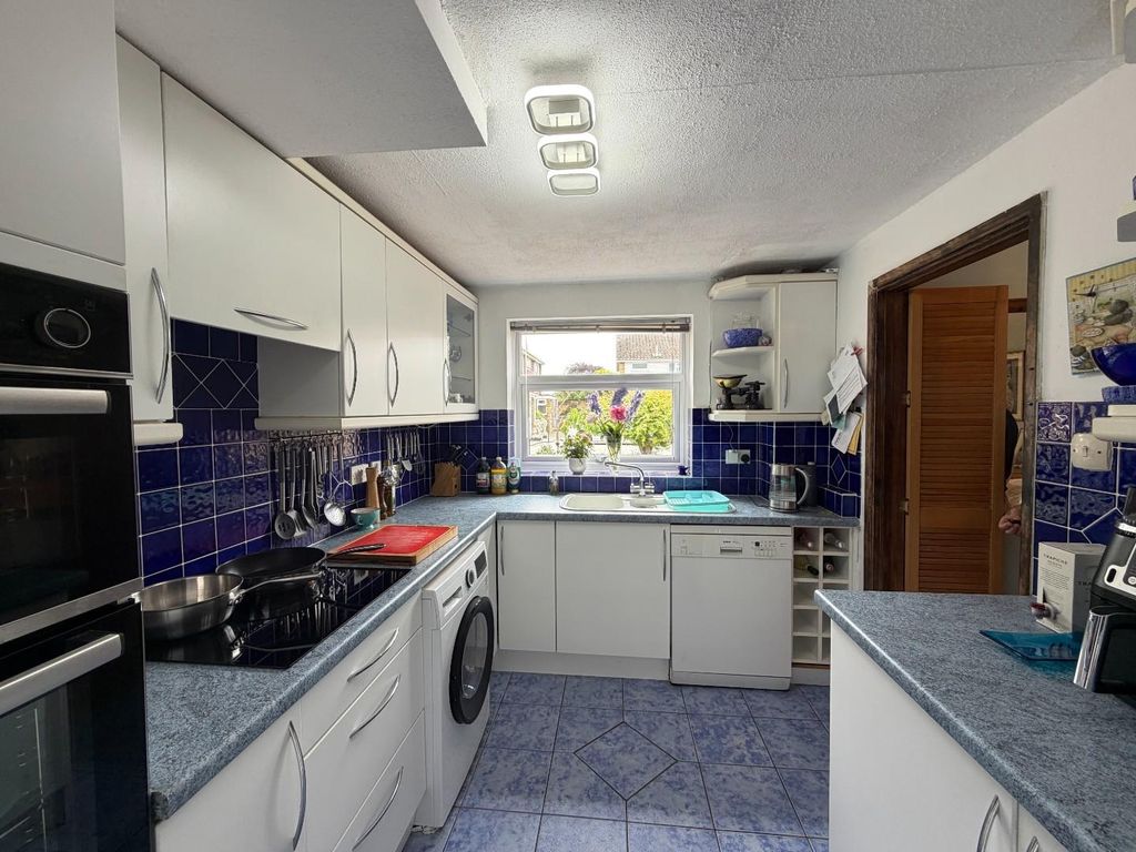 Property photo 3 of 25 Kitchen