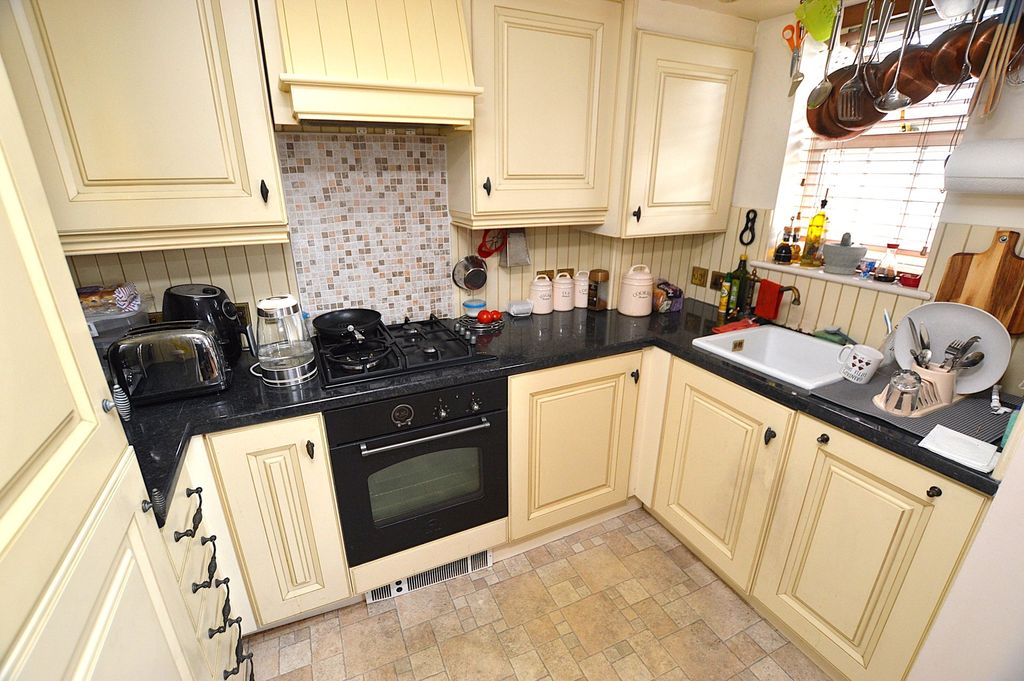 Property photo 3 of 6 Kitchen