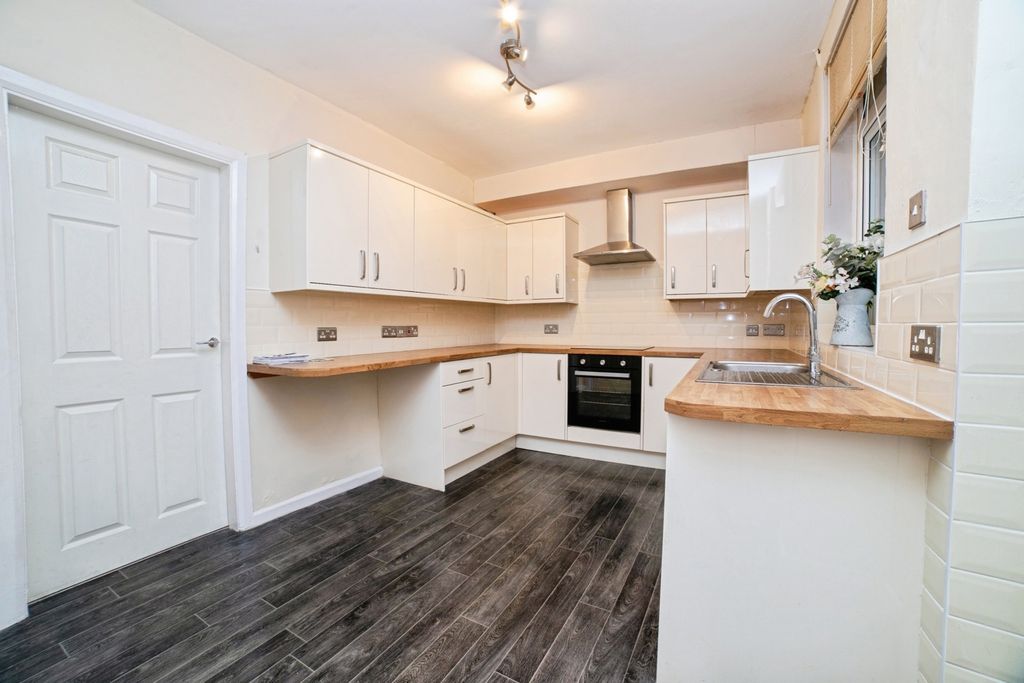 Property photo 3 of 17 Kitchen