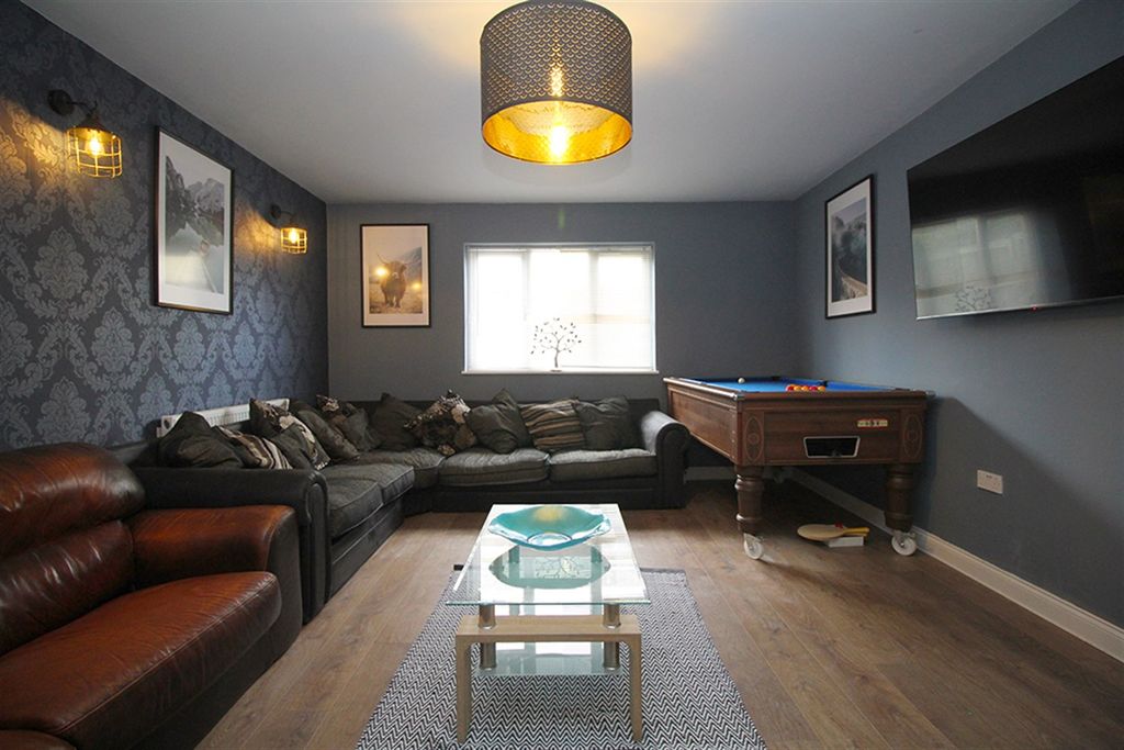 Property photo 2 of 28 Lounge / Pool Room