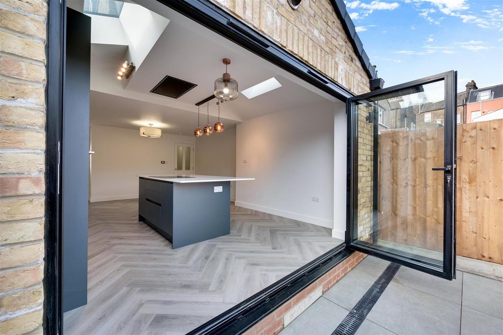 Property photo 3 of 22 Daniels_1A Minet Gardens, Nw10_018.Jpg