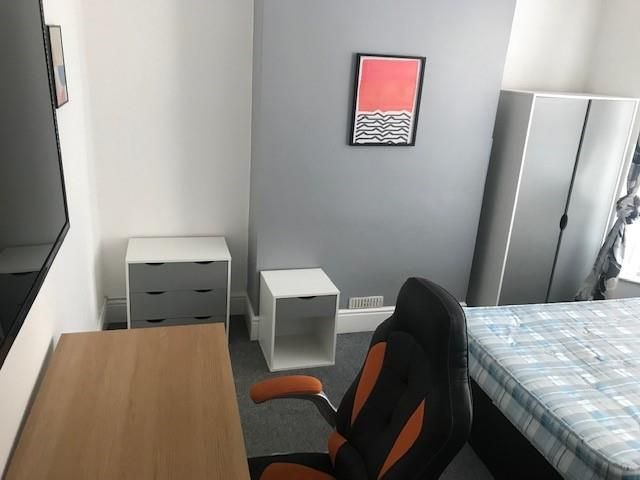 Property photo 3 of 11 Bedroom 1.Jpg