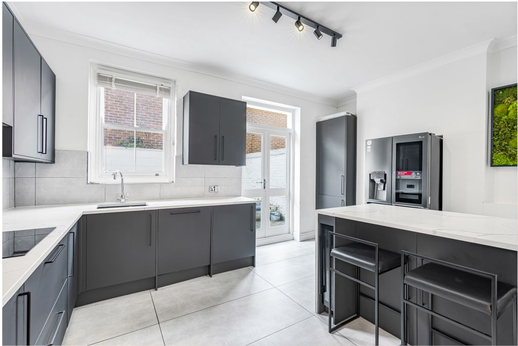 Property photo 1 of 13 68 Lots Road, Sw10, Martin & Co, Web (5)