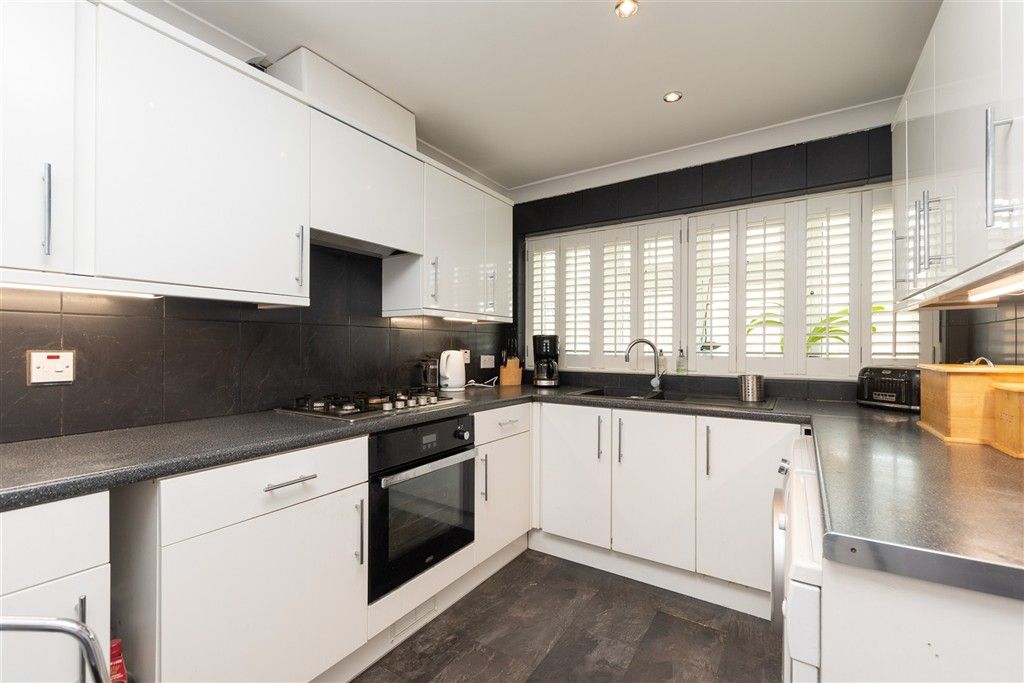 Property photo 3 of 17 Kitchen