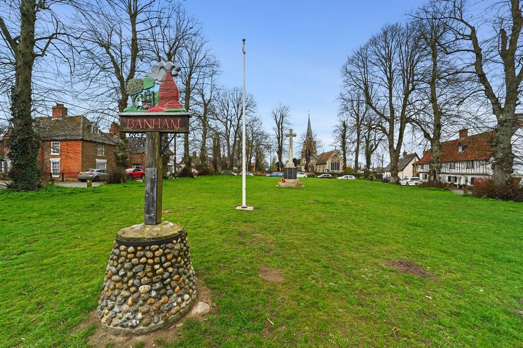 Property photo 2 of 21 Village Green