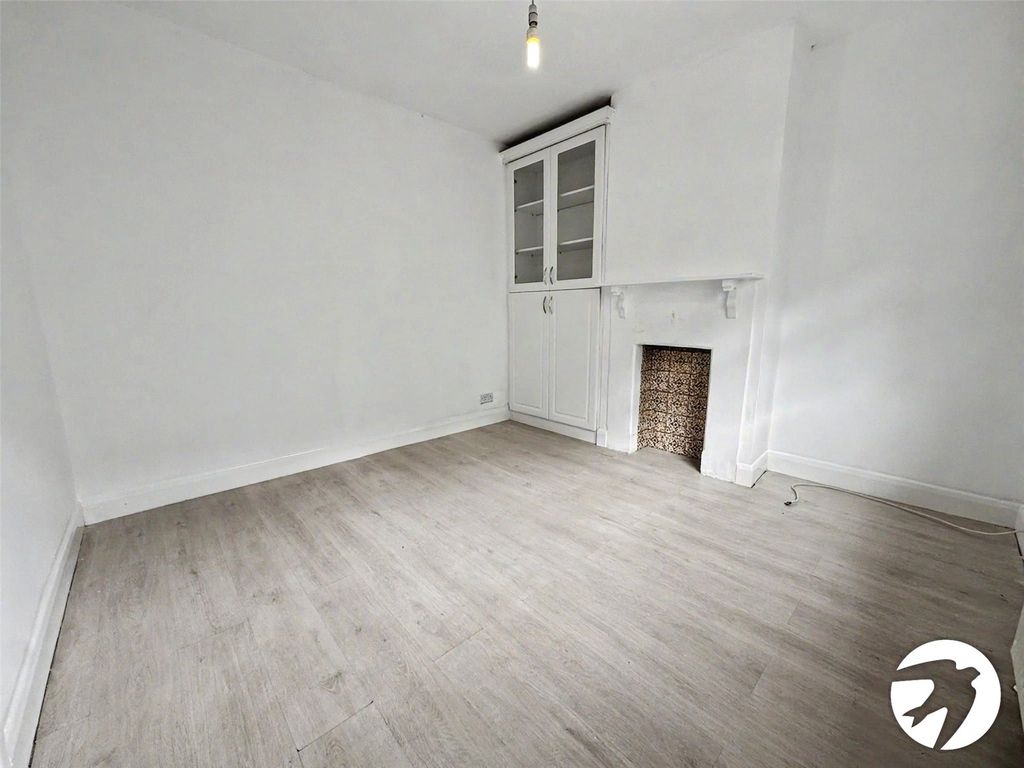 Property photo 3 of 11 Lounge