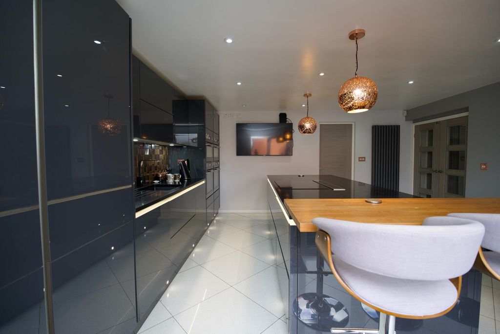 Property photo 3 of 25 Kitchen