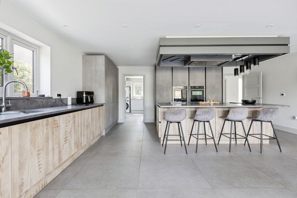 Property photo 2 of 17 Photo